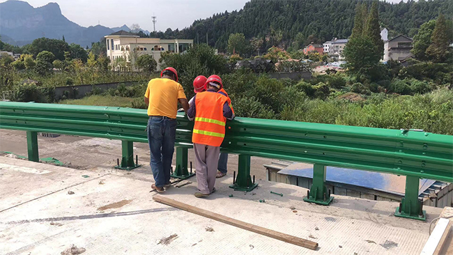 咸宁高速公路护栏板的维护确保道路安全的关键环节