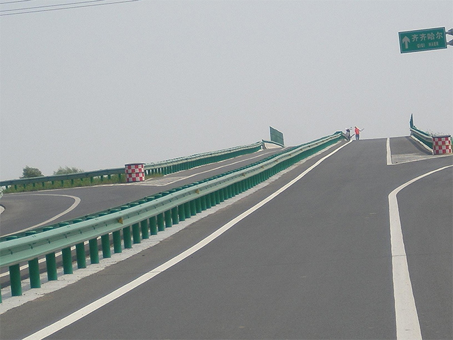咸宁高速公路护栏的材质与规格