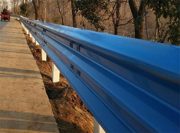 咸宁公路波形护栏板的优点